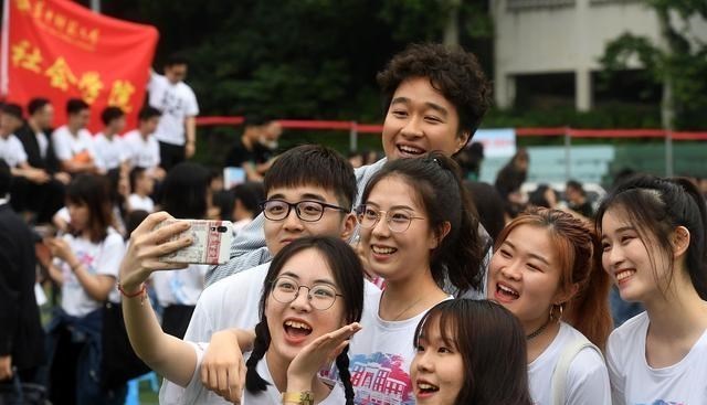 萌孩控分子|教育部发布通知，这些大学生毕业就给安排“铁饭碗”，稳入编制内