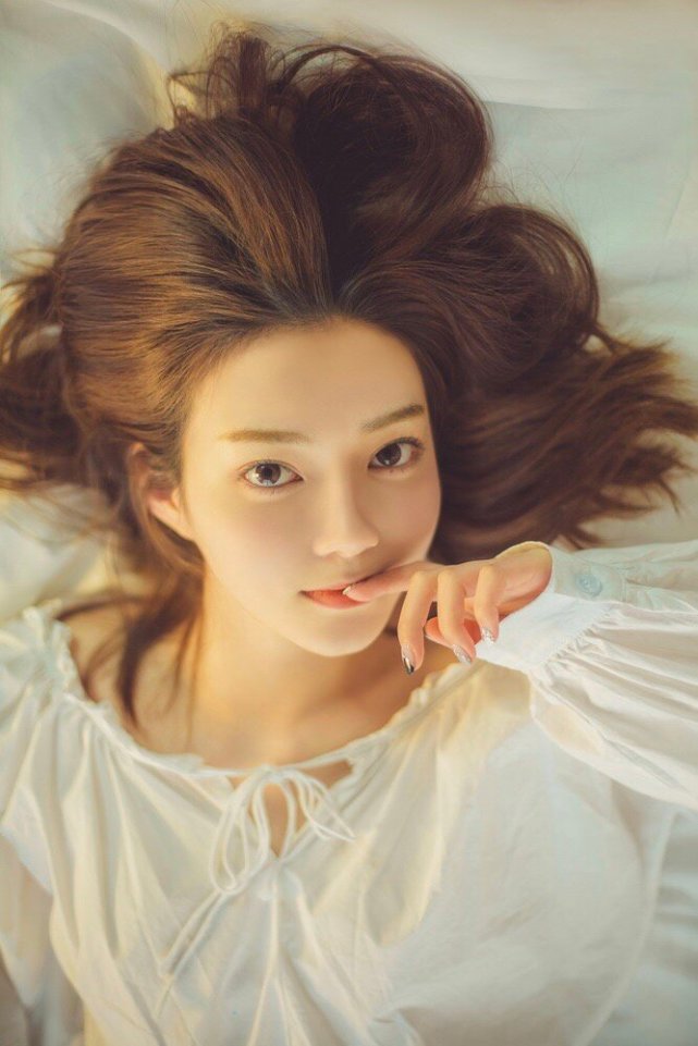 广电总局|张哲瀚疑似求婚成功，女方肤白貌美大长腿，五年前曾被拍戴情侣帽