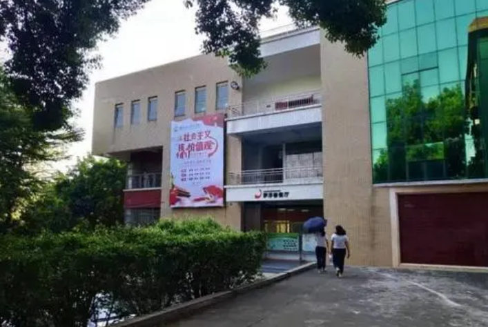 后续来了: 高校男生聚众表白保安一脚踢飞音响 学校竟然把保安开了