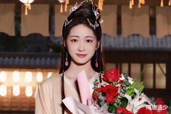 杨紫|杨紫离开欢瑞“一姐”位置空缺，八位小花争上位，矮子里面拔高个