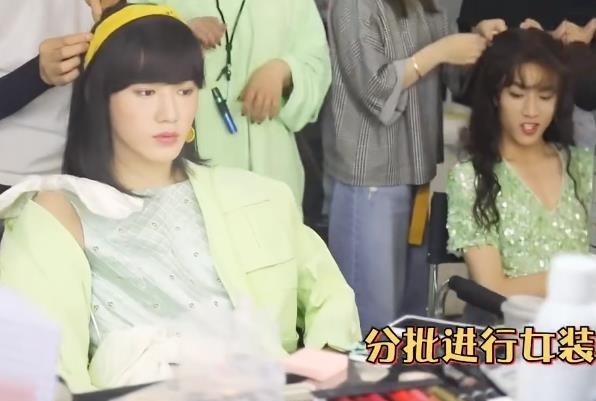 宋亚轩|女团成员神似宋亚轩，笑起来与小宋如出一辙，刘耀文未必能分清