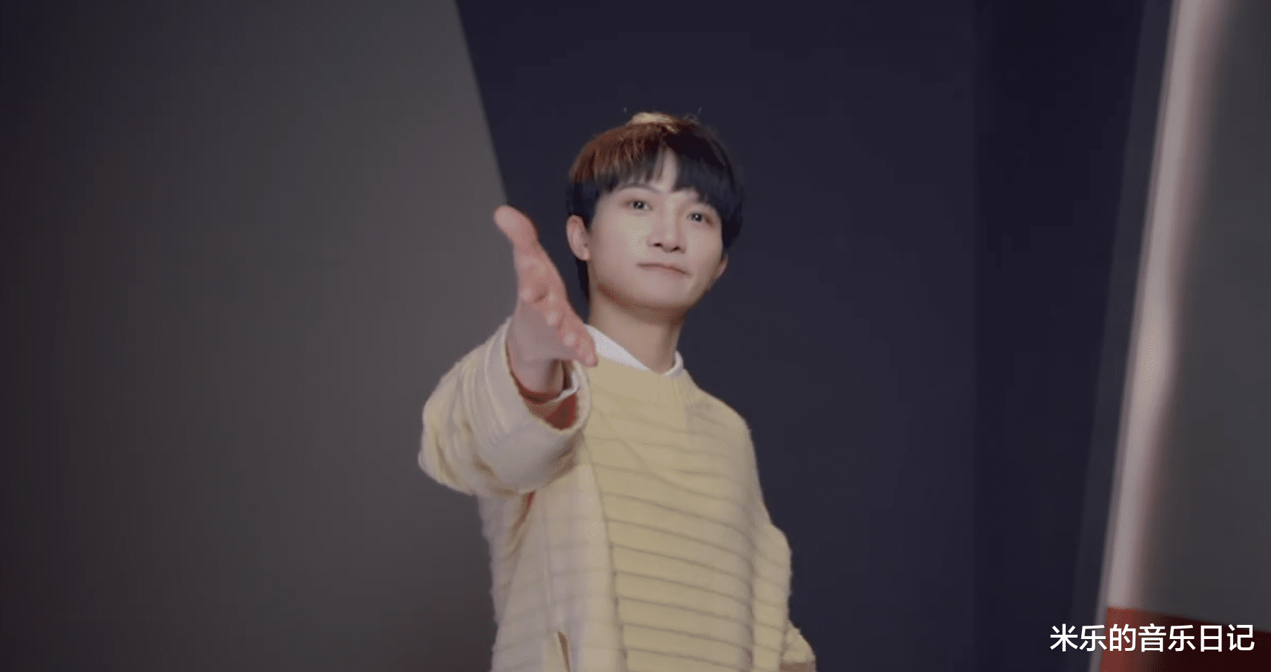 周深|周深连发两首治愈系OST，昨天是大爱无疆，今天是细细的人世温暖