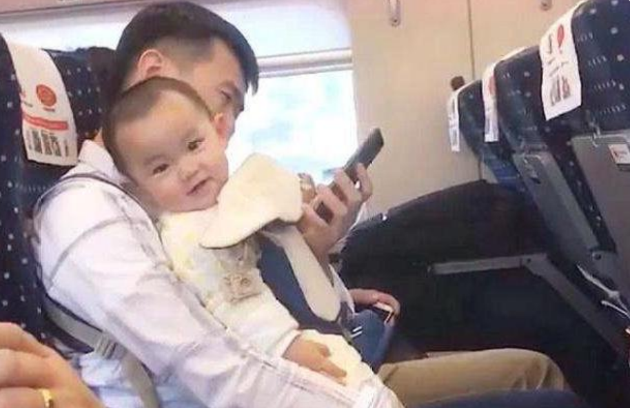 兜妈爱叨叨|“渣男宝宝”出名，刚出生就“撩”美女护士，爸爸调侃：有我风范