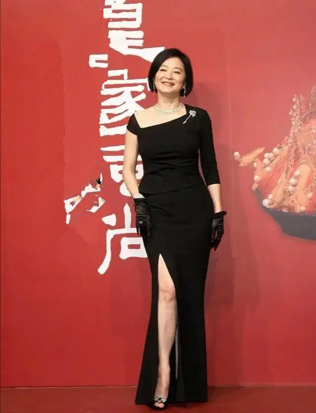 全球时尚号|林青霞半年狂瘦22斤，穿短衫又宽又大，丝巾点缀好优雅