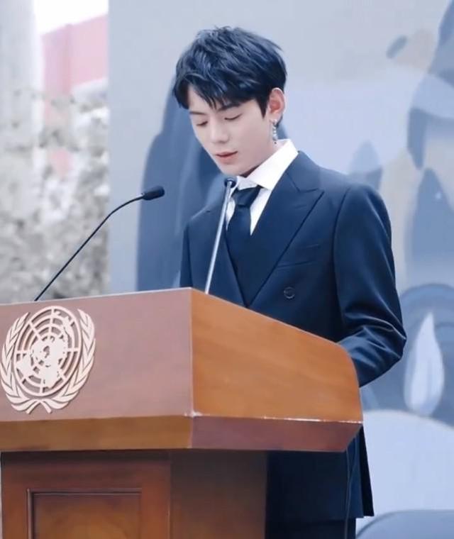 修图|丁真参加活动现场，未修图颜值立马被打回原形