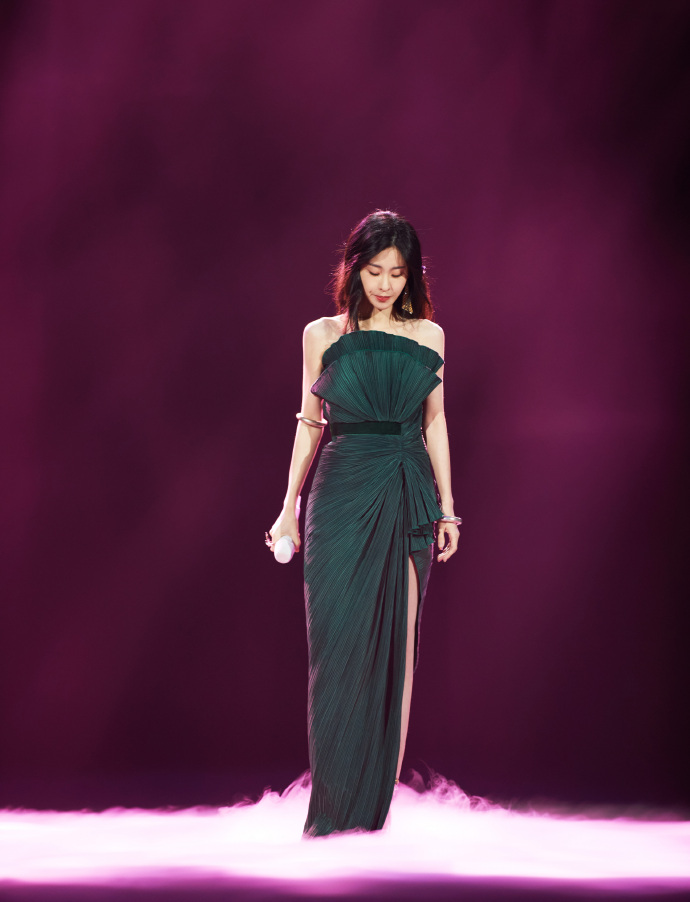 张碧晨|张碧晨孕肚旧照，穿松垮大衣没藏住圆滚肚子，网友：我当时瞎了吗