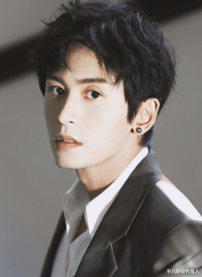 张哲瀚|太讽刺！外籍艺人“拜鬼”尚且道歉，张哲瀚却急着洗白不发声