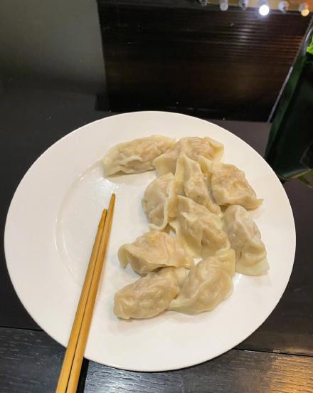 迪丽热巴|围观肖战迪丽热巴宋茜等艺人花式晒饺子！原来饺子还有这么多包法