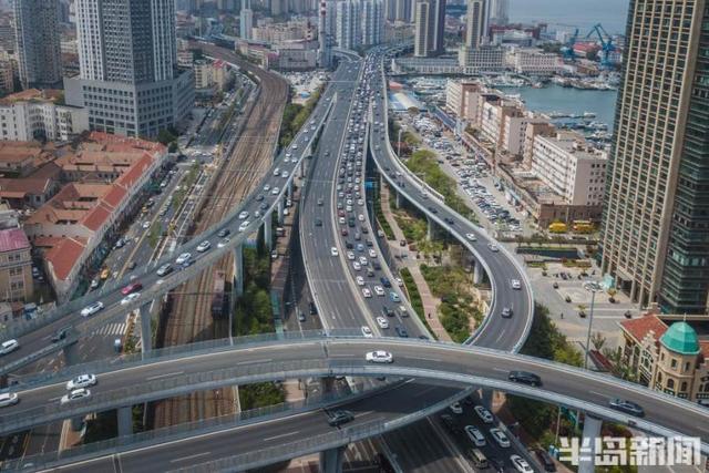 半岛新闻客户端 新冠高架排长队