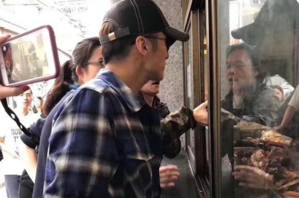 鞠婧祎|谢霆锋站路边吃平价早餐！埋头吸面大口狂吃，站垃圾桶旁边不嫌脏