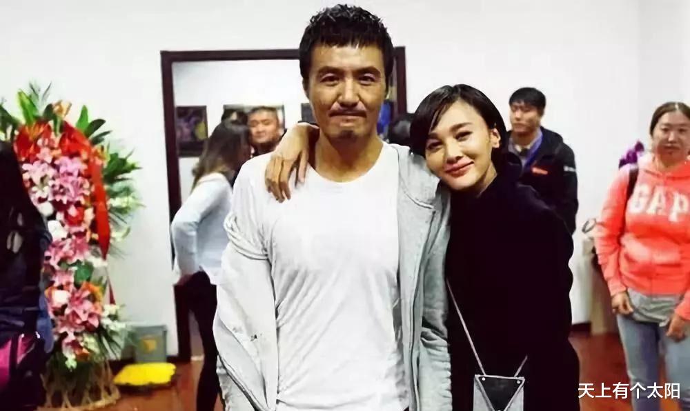 朴树|原创朴树妻子11月29日与男子举止亲密被拍，男方略胖显油腻，行为暧昧！