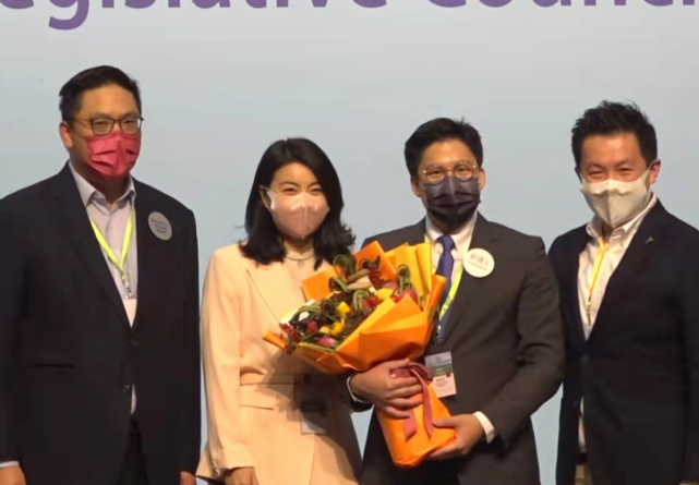 霍启刚|霍启刚当选议员太有排面！郭晶晶穿西装送花好恩爱，气质变化太大