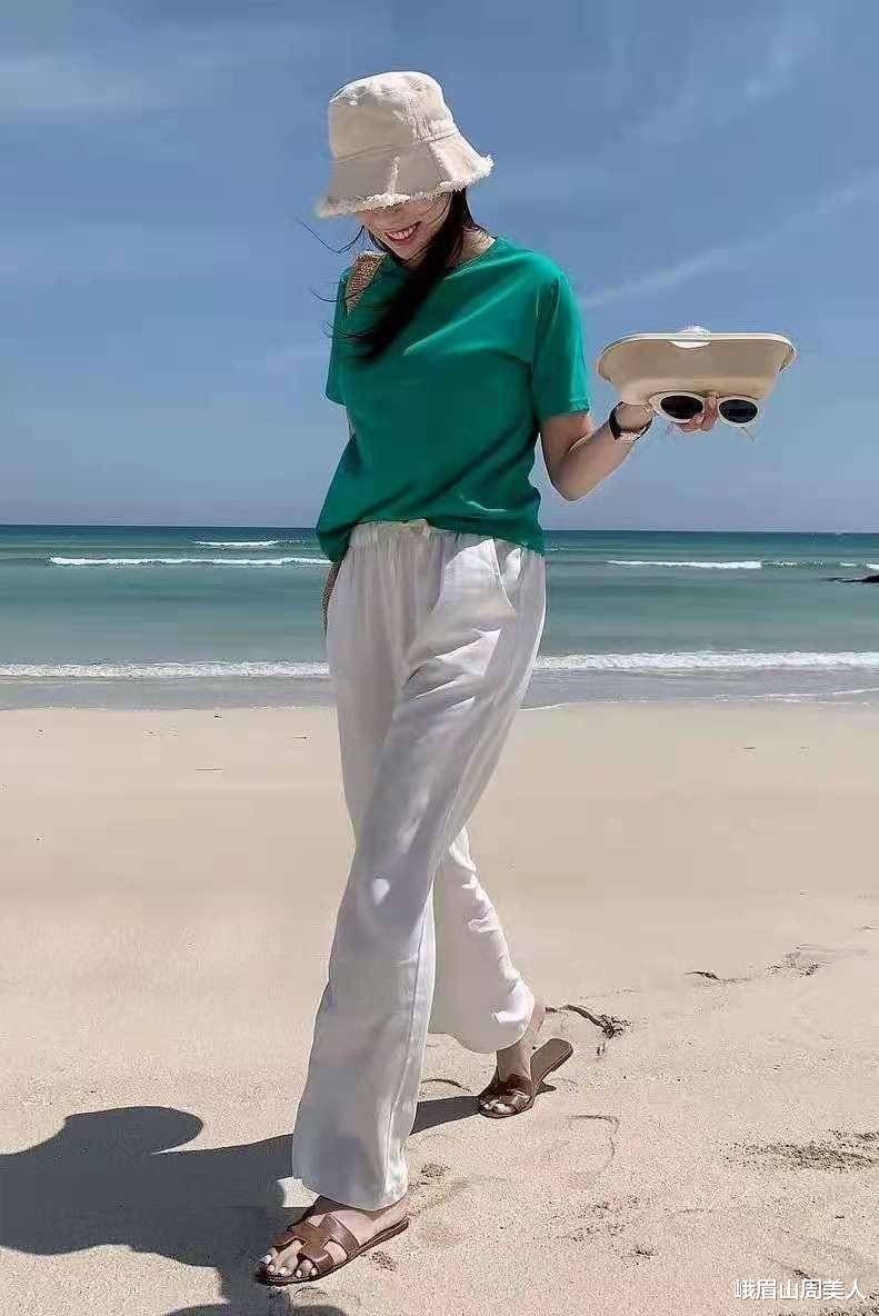 峨眉山周美人|夏天穿T恤，别只买黑白灰，试试这3种高级色，显白还减龄