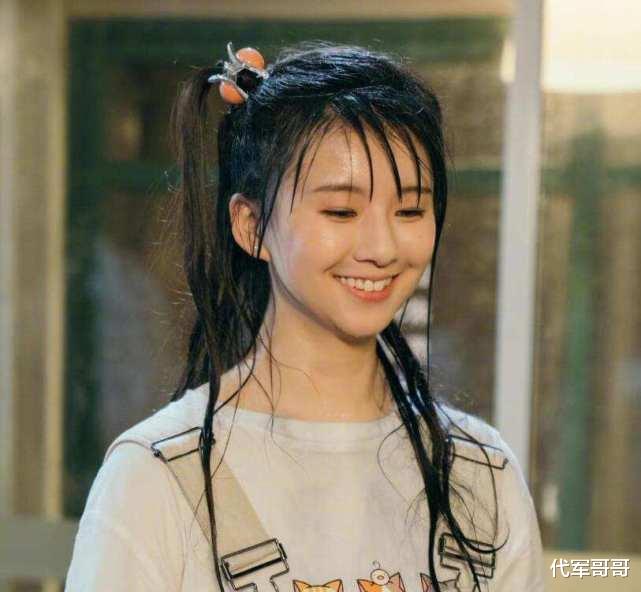 小彩旗|她15岁上春晚一转成名，曾被视为杨丽萍接班人，如今22岁却胖成这样