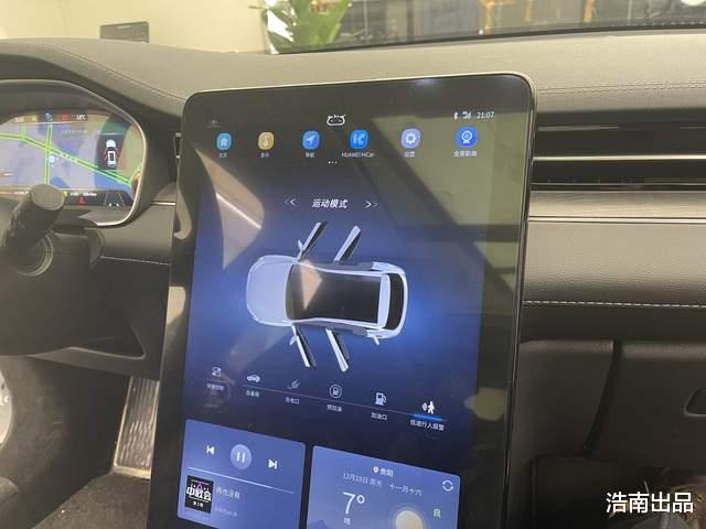 特斯拉|20多万华为赛力斯SF5汽车实体店初体验,能超越特斯拉?