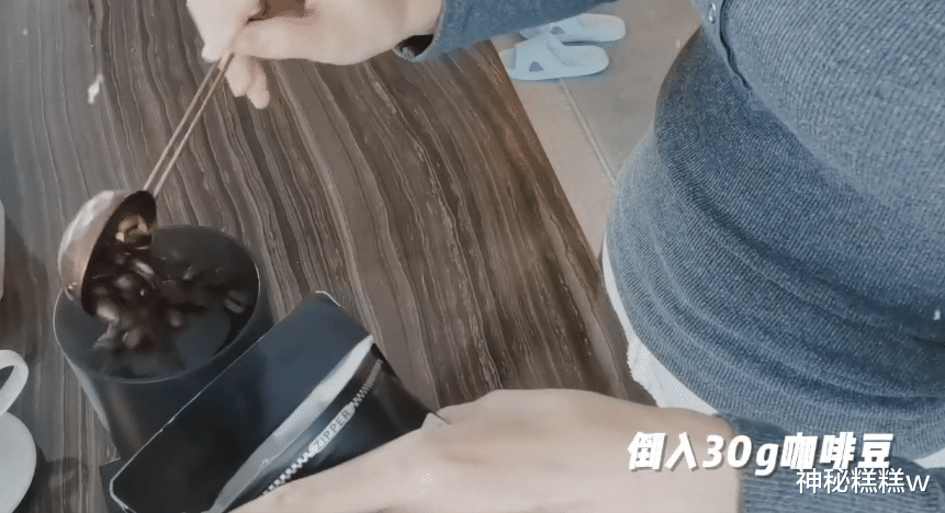 任嘉伦|苗苗早起为老公冲咖啡，挂郑恺身上超腻歪，女儿小酸奶英文名曝光