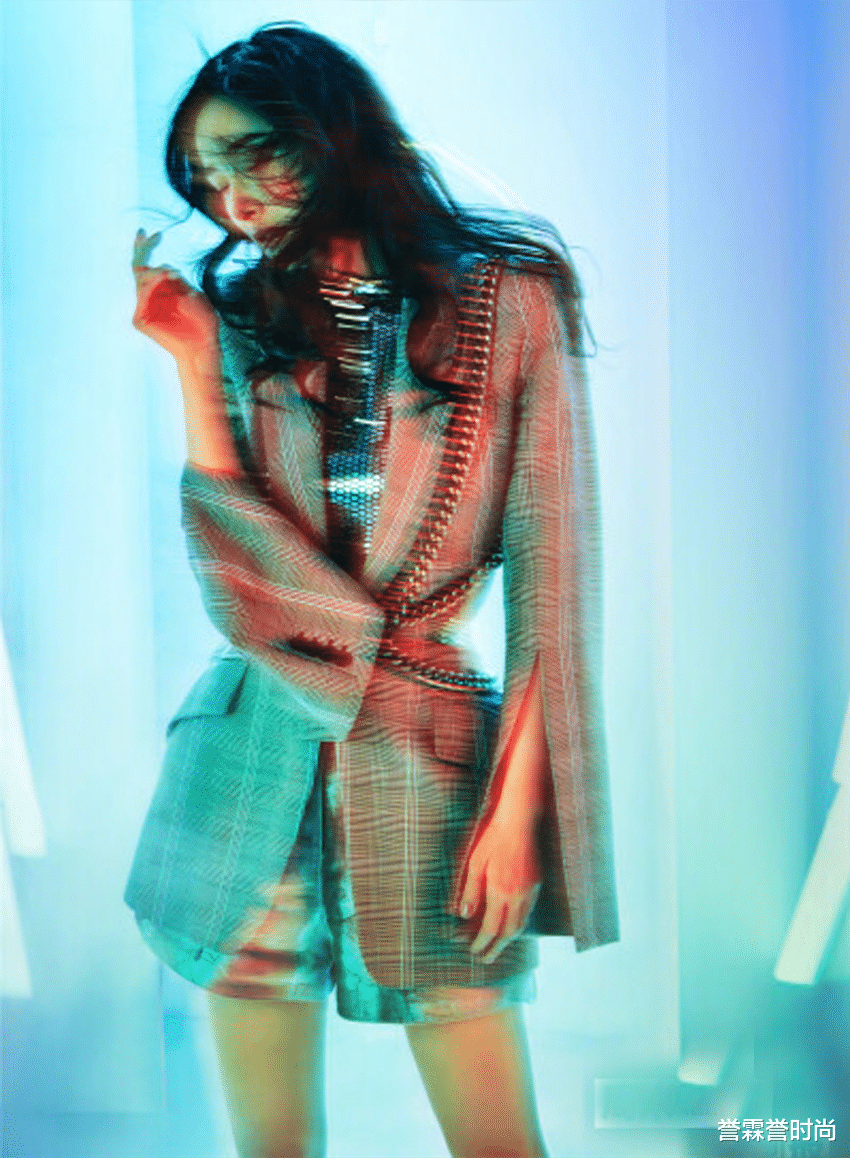 杨幂|杨幂拍片超雷人，就是把美腿拍成了“拐棍”，往上身看到挺优雅