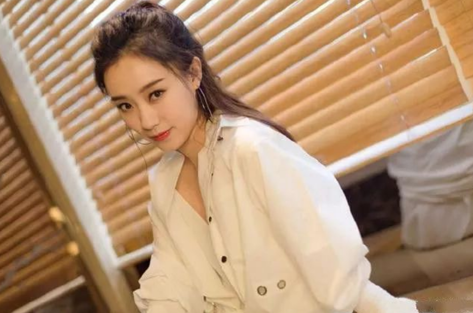 张小斐|这圈子真势利啊！短短四天从Zara到Prada，当初挨过的白眼都变成了笑脸