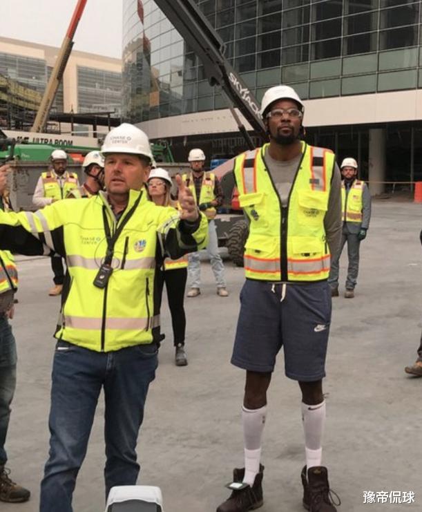 凯文·杜兰特|杜兰特又玩上了!忘了斯嘉丽!盯上美女大学生!格里芬来了又如何?