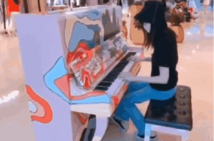 郑爽|将成为第二蓝洁瑛？郑爽包裹严实在商场弹钢琴