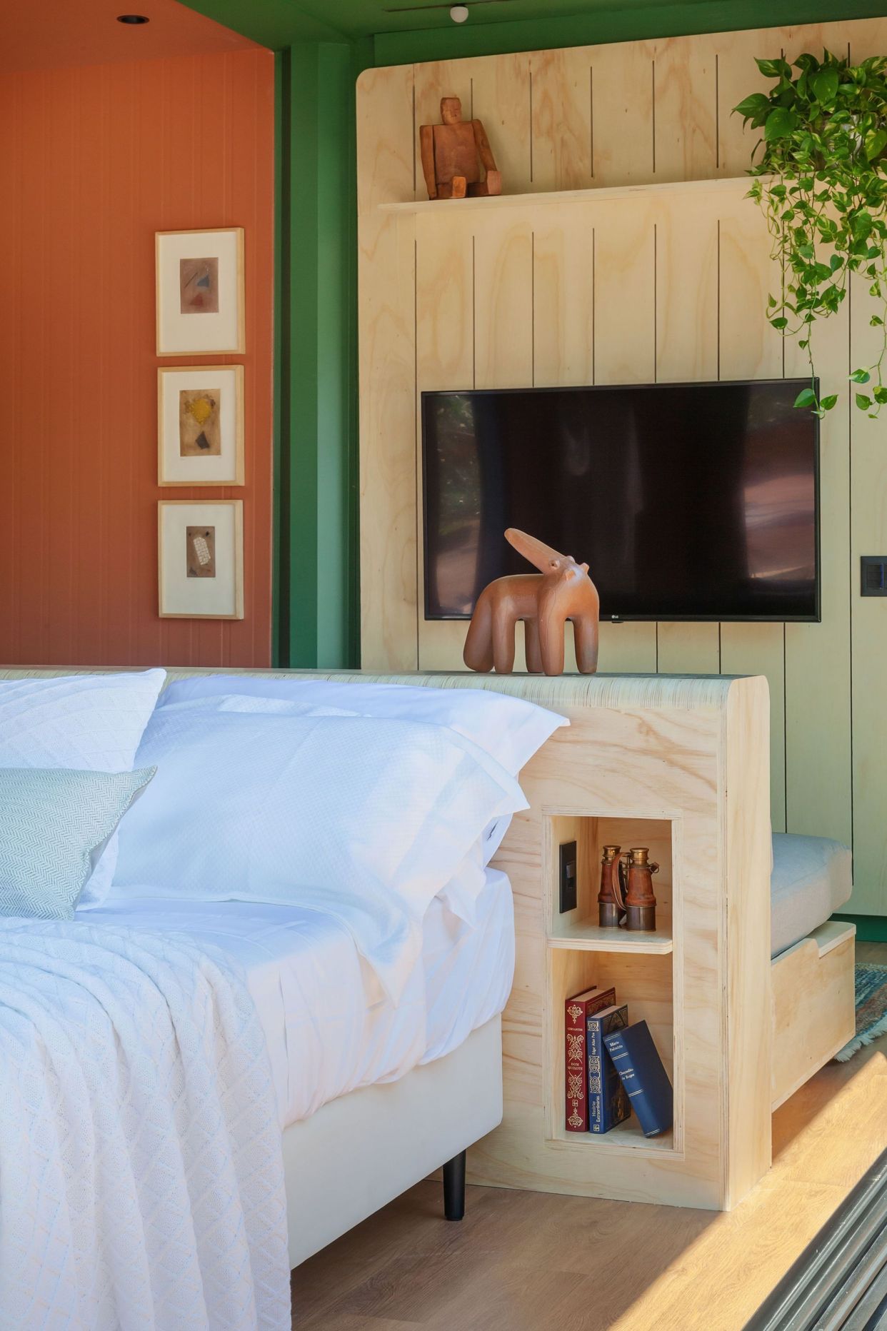 2 个集装箱拼成一个色彩缤纷的单身公寓