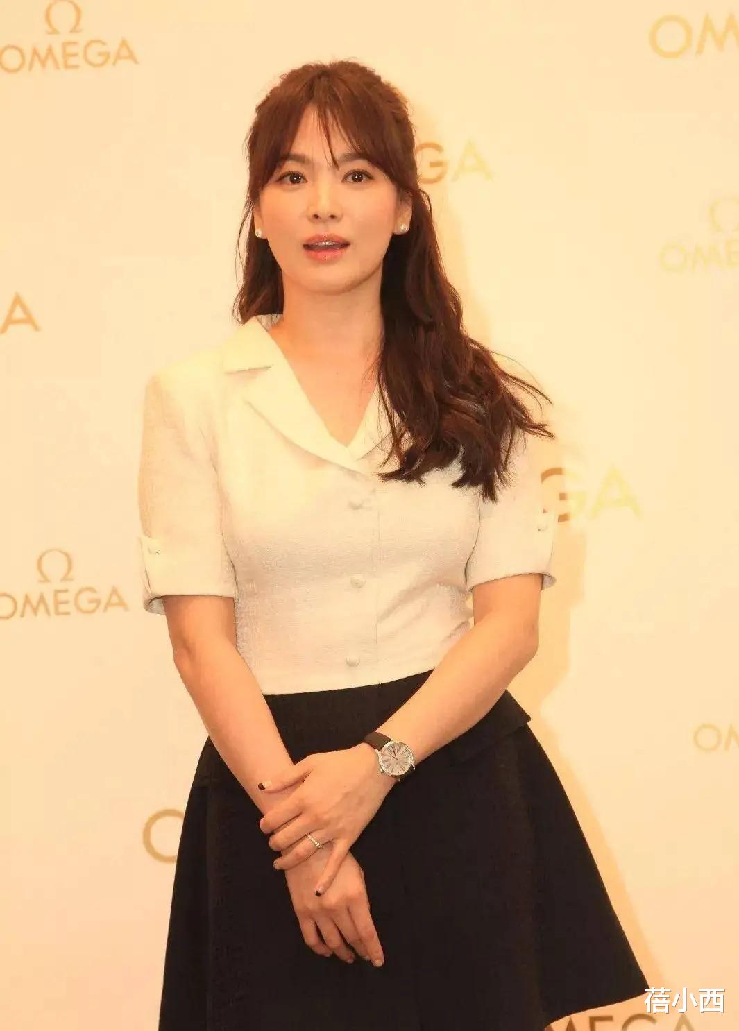 连衣裙|宋慧乔根本无需瘦身，一袭方领连衣裙看似简单，却秀出了丰满上围