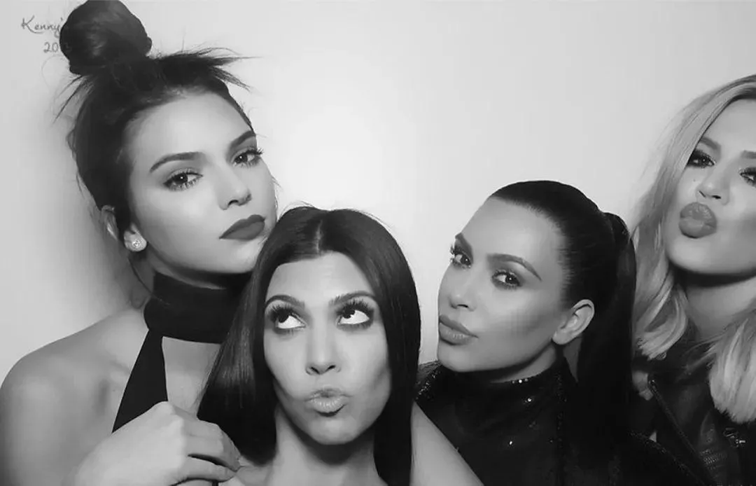 卡戴珊|秒杀卡戴珊姐妹!00后性感双胞胎爆红ins,网友疯了:真心扛不住