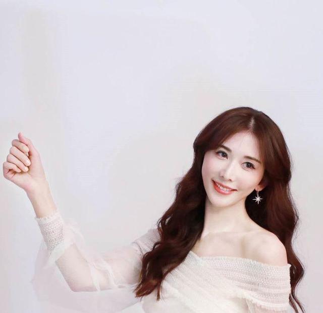 林志玲|林志玲不愧是“内衣模特”，穿透视裙配长筒靴真性感，女人味十足