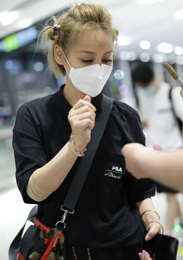 发型|宁静扮嫩发力过猛,染一头金发还能接受,左右扎两个小啾啾看不懂