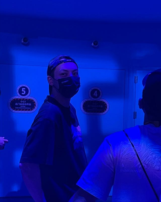 陈伟霆|陈伟霆逛环球影城受贵宾待遇，名助理跟拍牌面大：向路人要35块钱