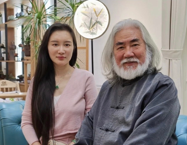 张纪中|70岁张纪中开敞篷法拉利兜风，疑似和妻子闹矛盾，妻子一路黑脸