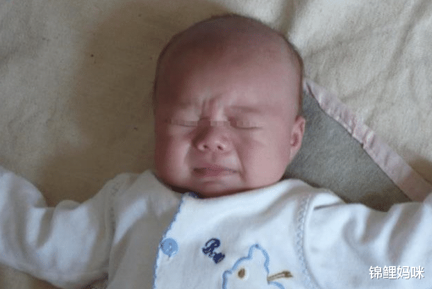 锦鲤妈咪|宝宝睡着后“又哭又笑”，家长看了惴惴不安，原因其实很简单