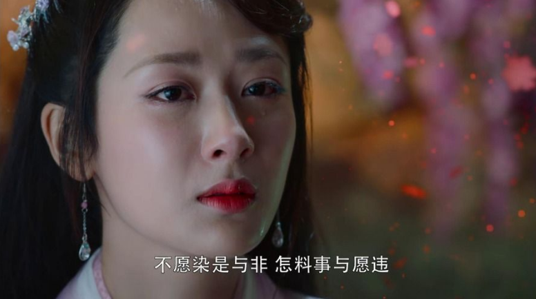 杨紫|杨紫街头闲逛被偷拍！走路连蹦带跳好活泼，推开助理想遛小狗玩