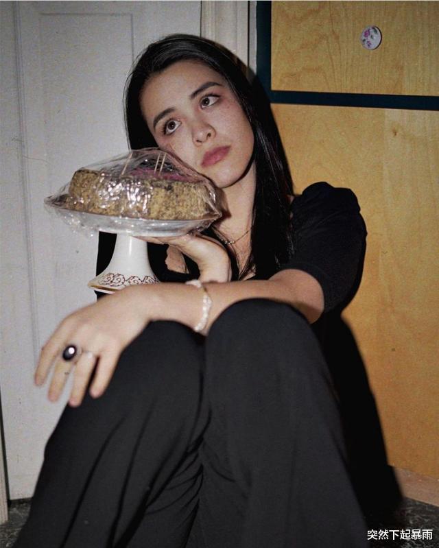 周杰伦|钟丽缇大女儿穿浴袍领口大开，腿却粗壮堆满肉，随妈改嫁换三个名