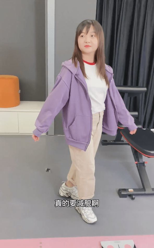 复古|22岁林妙可太显老气！穿牛仔裙竟大翻车，坐200万豪车化妆显贵气