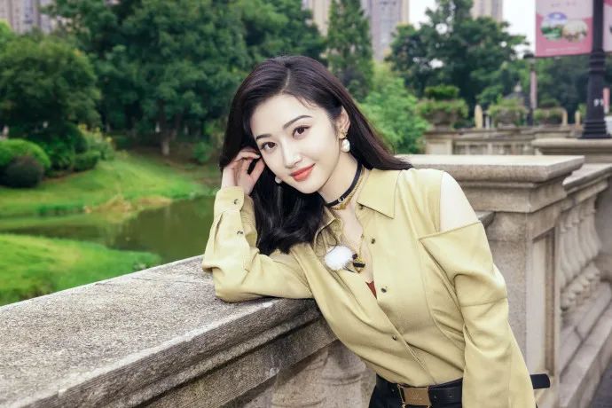 关晓彤|景甜搭上新大佬？鹿晗关晓彤拍婚纱照？陈晓陈妍希分居？龚俊炒cp？