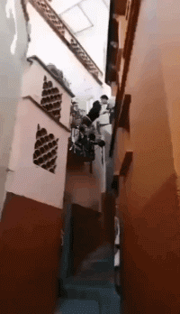 陨石 神回复：为什么陨石只坠落在旷野之中，却不掉在城市里？