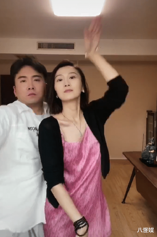 肖涵|“慕容云朵”肖涵出月子瘦15斤，与老公首同框秀恩爱，夫妻相十足