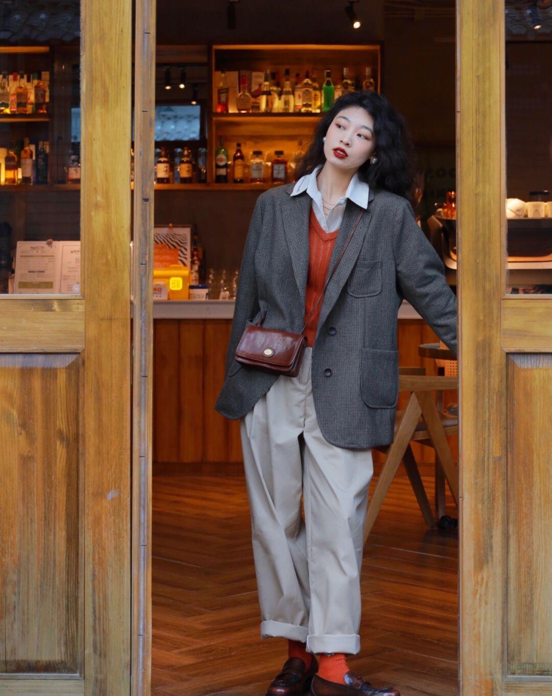 奶豆妈|秋冬季外套怎样穿出层次感？学会这3点，让你跟臃肿造型说拜拜