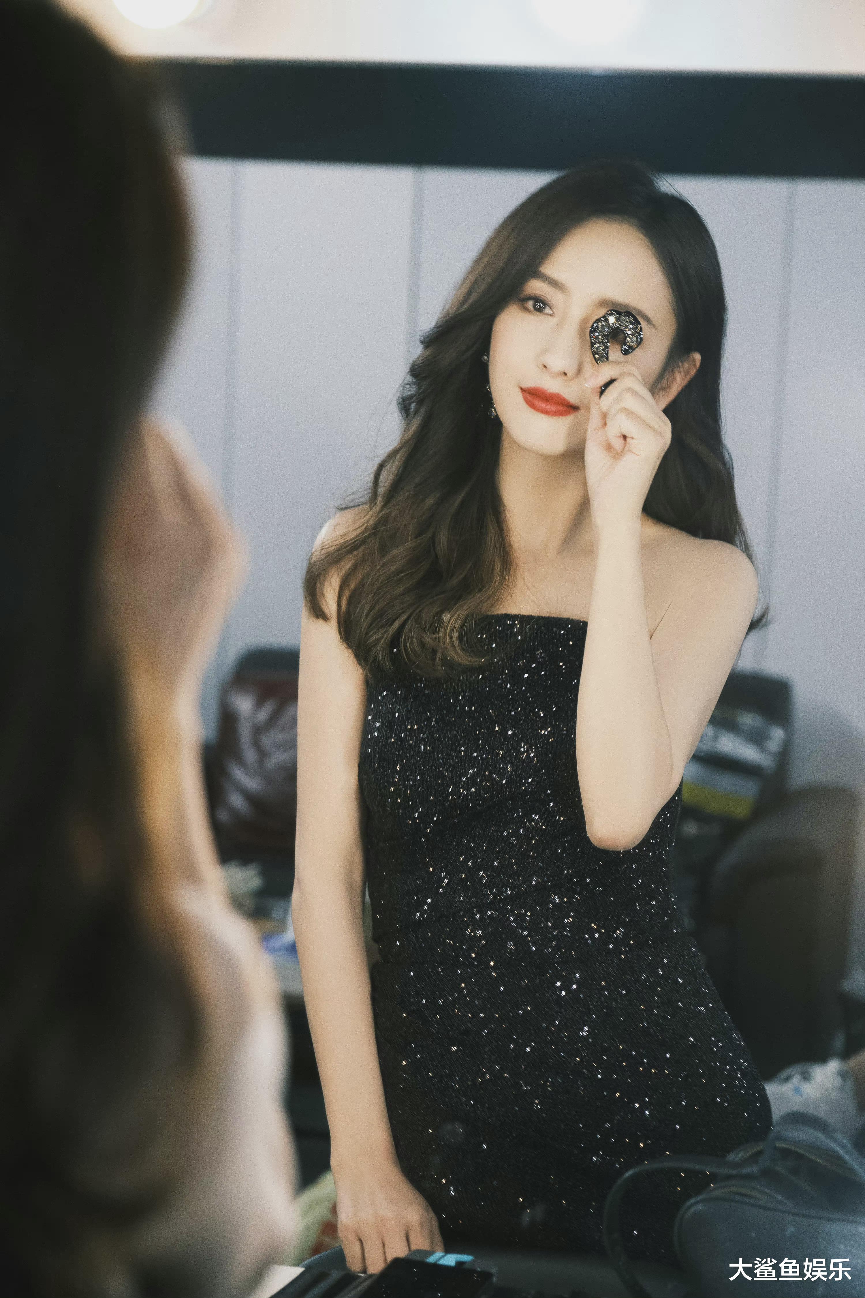 杨丽菁|佟丽娅一袭黑色亮片长裙搭配长卷发与夸张耳饰，优雅婉约