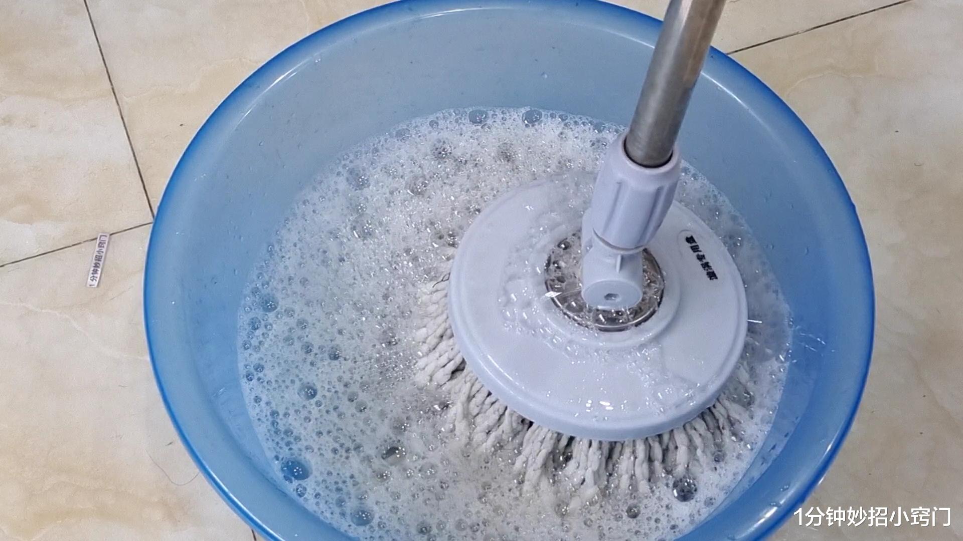 清水拖地等于白拖,在水里倒一点,拖完干净不落灰,方法太实用