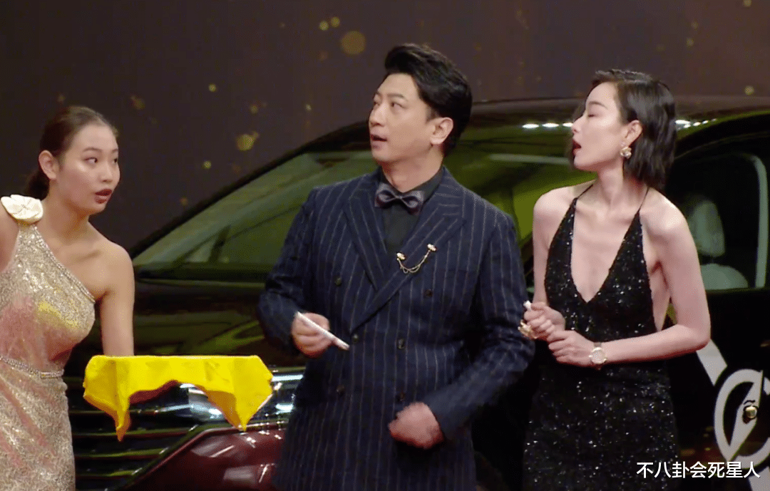 杨紫|女星走红毯火力全开：吴谨言全身涂粉，倪妮露排骨胸，杨紫又瘦了