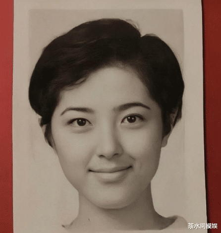 证件照|女星证件照对比：一半土气、一半和平时没差别，整没整容一目了然