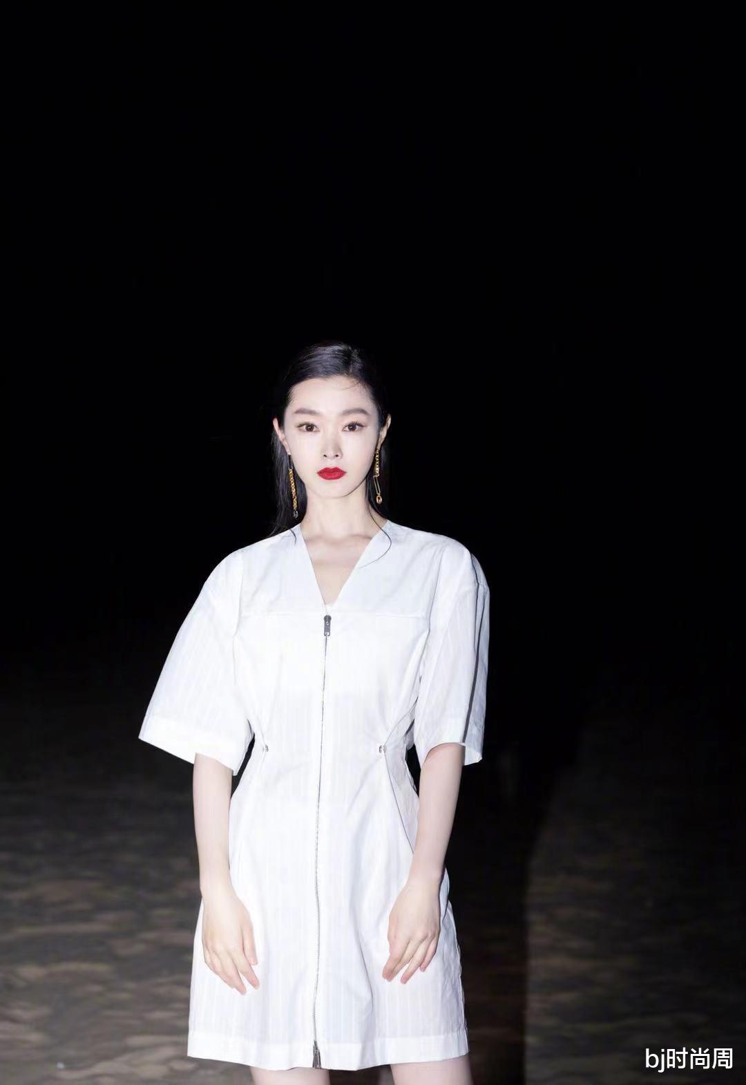 bj时尚周|宋轶穿白色连衣裙，时尚又有女人味，适合夏天穿