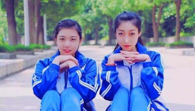 丫哥视角 这个女学生有爱心（小小说）