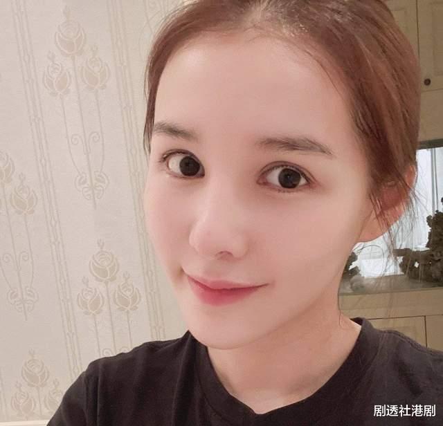 |香港著名靓模被曝欠债过亿不还，遭贴大字曝光，16岁时就怀孕生子