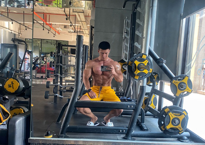 健身圈一哥|撸铁磨破手掌是常事,咬牙也要坚持,健体冠军的麒麟臂堪比大腿!