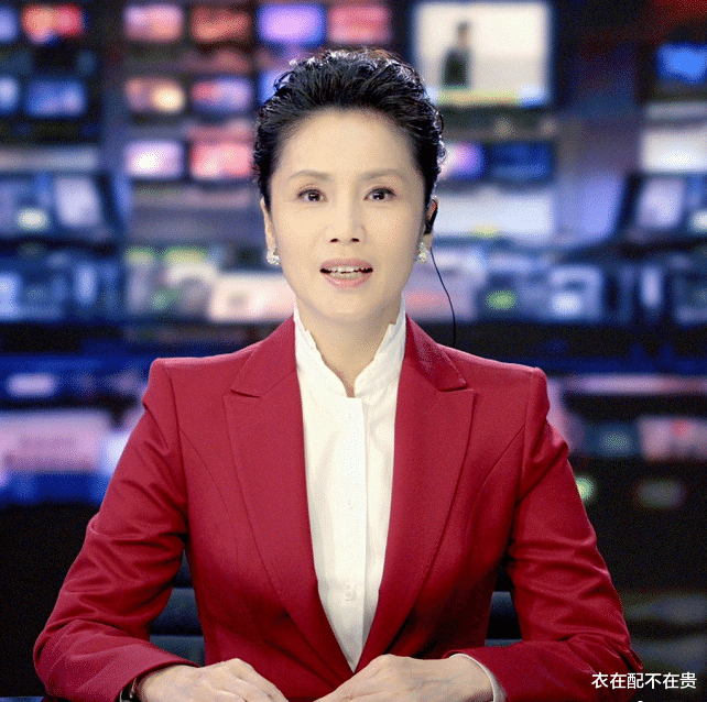 衣在配不在贵|央视主持人徐俐退休，60岁穿正装依旧气质不凡，优雅范儿令人羡慕