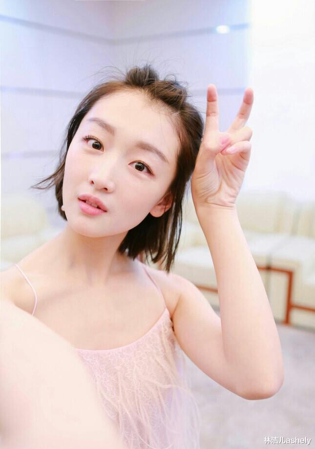 林洁儿ashely|周冬雨的紧实轮廓是基因彩票？get这5个动作，让你拥有同款小V脸