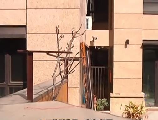 上官悠悠 2个开窗竟圈在别人家里，楼盘设计不合理？